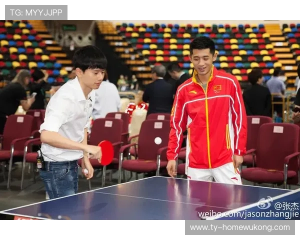 汪周雨居然在场边喝起了进口咖啡，这架势是想撩谁呢？