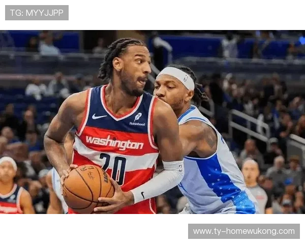 特雷·杨突破拉开差距，效率远超季后赛对手拉塞尔