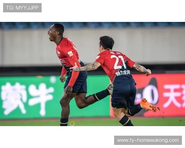 反弹球获利判罚：裁判如何界定二次触球合法性？